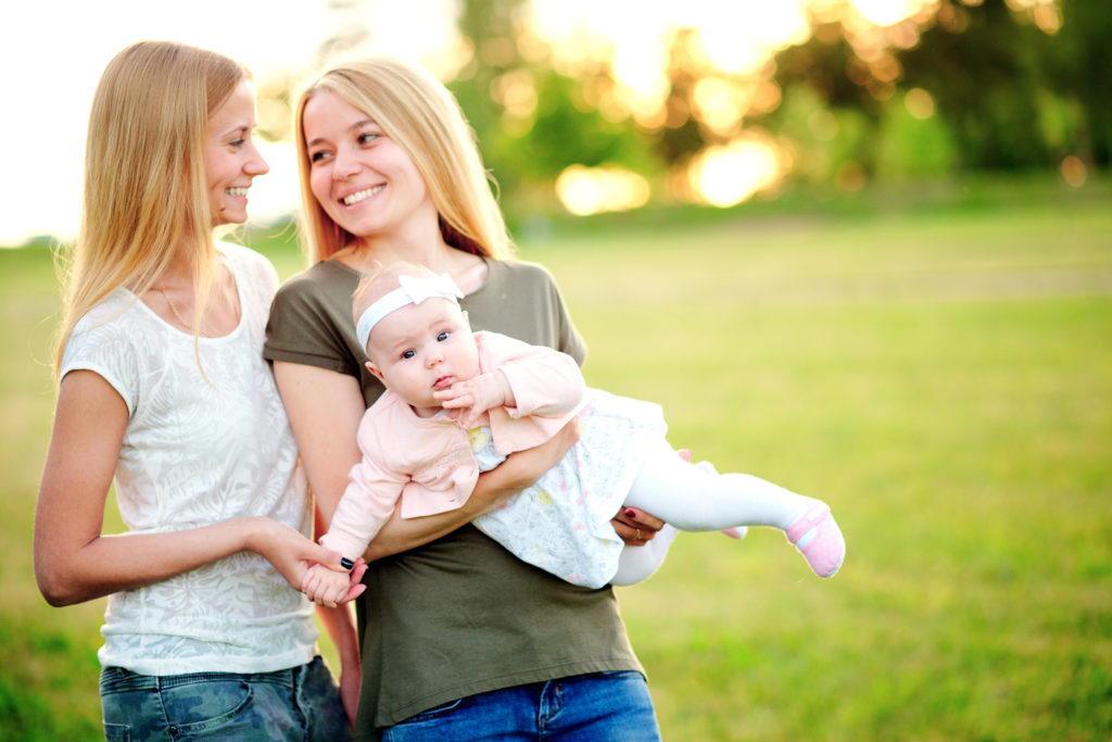 Surrogatmamma och äggdonation för lesbiska och ensamstående kvinnor - Nordic Surrogacy