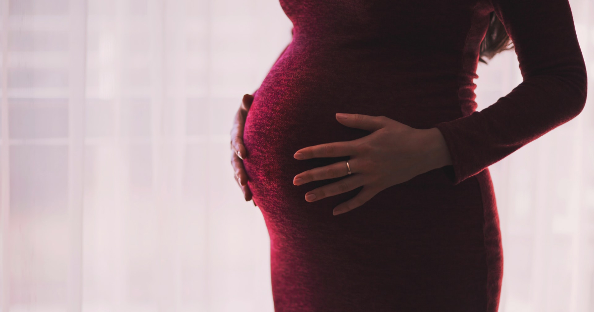 61 arig surrogatmamma fodde sitt eget barnbarn